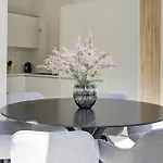 Perfect Getaway Steps From The And Old Town Apartment *