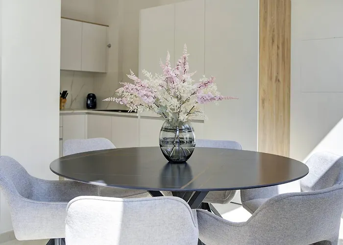 Perfect Getaway Steps From The And Old Town Apartment *